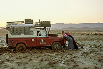 landy stucked in mud + beduins helping Paul