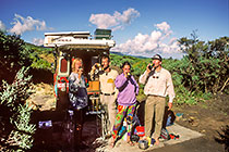 Paul, Paul, Bart & Kaatje drinking White Cap beer in front landy(R)