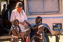 Petra w Himba children + landy(L)