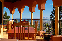 Cocagne house : patio with table