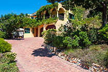 Cocagne house : driveway & entrance