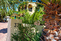 Cocagne house : driveway & entrance