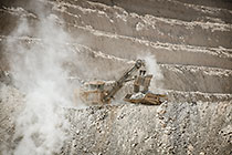 rope showel loading rocks into 320T truck in pit