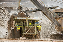 rope showel loading rocks into 320T truck in pit