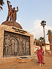 Elias & Lisa looking at Gedenk statue