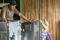 olive oil processing : Enya talking to Jeroen at olive oil extration process